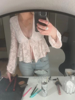 Ljusrosa blus med spetsdetaljer - Säljer nu denna jätte fina oanvända topp ifrån Gina då den tyvärr är lite liten på mig. Den är så fin att klä både upp och ner beroende på tillfälle💘⭐️köpt för 299 kr men säljer för 149 kr! Skriv gärna vid frågor elr funderingar! Storlek xs