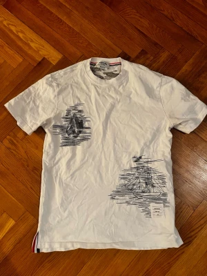 Thom Browne t-shirt - Säljes nu min Thom Browne T-shirt | nypris ca 2500kr | Mitt pris 799kr  | Det finns inga defekter  | Passform passar S/M | Pris går att diskutera, ställ gärna frågor!!!