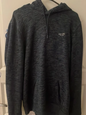 Mörkgrå hoodie från Hollister - Säljer en mörkgrå hoodie från Hollister Perfekt för dig som gillar en avslappnad och stilren stil priset är inte hugget i sten 🪨 