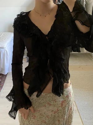 Vintage topp med volanger  - Supersnygg vintage topp med volanger och spets! Ingen storlekslapp, passar ~ S 🤍