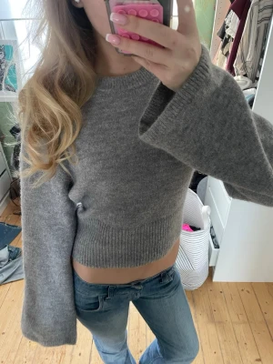 Stickad tröja - Jätte fin stickad tröja från Gina tricot som är tight i midjan!