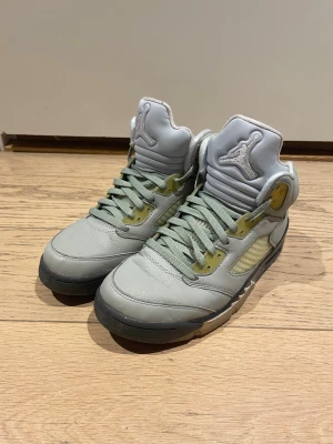 Air Jordan 5 Retro Jade Horizon - Använda cirka 10 gånger, lite creasing annars bra skick. Om du vill ha mer bilder är det bara att fråga.