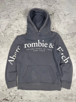 Abercrombie & fitch hoodie - En asfet och trendig hoodie ifrån abercrombie & fitch. Storlek S, väldigt bra skick. Vid frågor är de bara att skriva på🤝