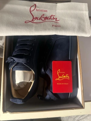 Mörkblå Christian Louboutin sneakers - Snygga mörkblå sneakers  Christian Louboutin med spikar. Riktig bra kvalitet. Har storlek 44 och 43.                                                                         Kan skicka fler bilder om det behövs.        kontakta mig mör mer inför. 