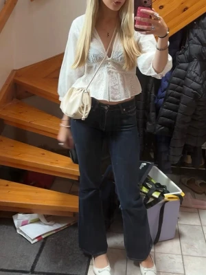 Mörkblå bootcut jeans - Säljer ett par mörkblå bootcut jeans med klassisk femficksmodell och låg midja. Jeansen har utsvängda ben och kontrastsömmar. Perfekta för en trendig och avslappnad stil. Materialet är denim i bomull. Från Abrand i modellen A 99 low boot. Skulle säga att varan är bra skick. Jeansen är lite urtvättade men inget som syns. Storlek 24.