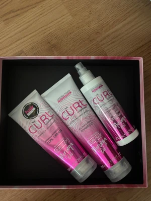 Creightons Curl Company hårvårdskit - Ett hårvårdskit från Creightons Curl Company med tre produkter: schampo, curl cream och spray. Förpackningarna är vita och metallicrosa med tydliga etiketter. Perfekt för lockigt hår och innehåller ingredienser som mongongo-olja. Har använt krämen men allt annat är i princip knappt använt. Säljer alla tillsammans för 70 kr. Men vill man köpa separat går det bra också❤️