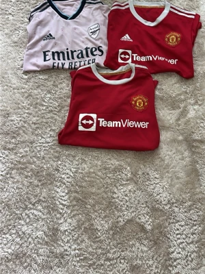 Manchester United & Arsenal (3 st för 99) - Inte så bra quality på fotbollströjorna, säljer alla för TILLSAMMANS bara för priset 199 kr. 