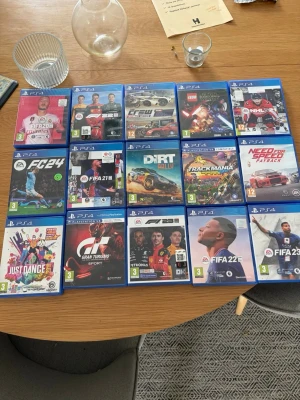 15 PS4 spel med sport och racing - Samling med 15 PlayStation 4-spel, mestadels sport- och racingspel som FIFA, F1, NHL, Need for Speed, Dirt Rally, Trackmania och Just Dance. Alla spel i blå plastfodral med originalomslag. Perfekt för dig som gillar fotboll, bilar.