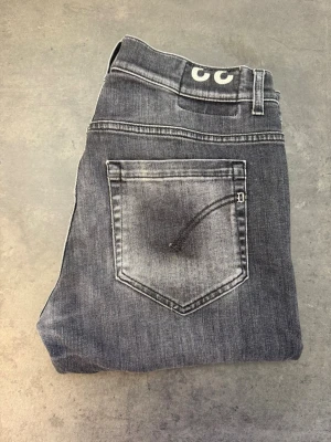 Dondup George Jeans, stl 33 - Snygga grå jeans i slim fit-modell med diskreta slitningar och tvättade detaljer. Klassisk femficksdesign och normal midja. Perfekta för en avslappnad och trendig look. Materialet är denim i bomull.