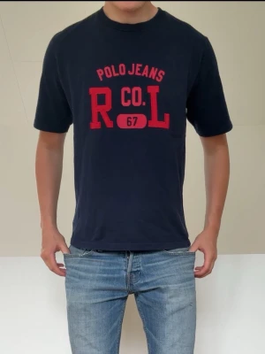 Mörkblå Ralph Lauren tshirt - Mörkblå Ralph Lauren T-shirt i strl L men sitter som en M! Bra skivk utan några defekter och och hör gärna av er vid frågor elr funderingar!!