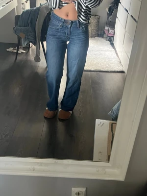Blå raka jeans ifrån Levis  - Säljer ett par klassiska blå jeans med rak passform ifrån Levis 