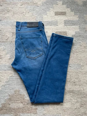 Replay anbass jeans - Snygga blå slimfit jeans från Replay. Jeansen är storlek w29 L30. Skriv ifall ni vill ha flera bilder eller om ni har funderingar☺️
