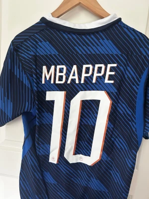 Fransk vm tröja - Den är helt ny men satt inte bra, lite stor. Den är i medium och har mbappe på ryggen.