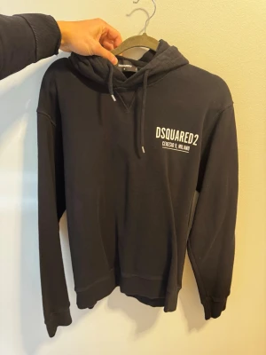 Dsquared2 - Snygg svart hoodie från Dsquared2. Använd väldigt få antal gånger, köpt från johnells 