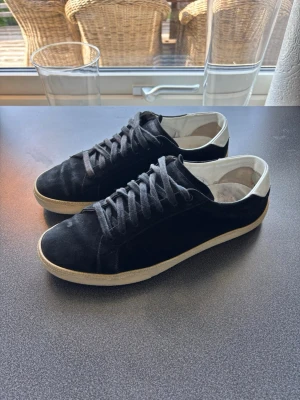 Saint Laurent Skor - Säljer nu dessa skor från Saint Laurent, använda en del men inga defekter på skorna( lite solkblekta) nypris 6000kr, hör av er vid frågor