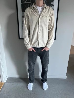 Beige overshirt från Ciszere - Ciszere overshirt! Nypris: 999 kr, säljs för: 189 kr. Modellen är 180 lång och väger 65 kg. Säljes i befintligt skick. (Skick: 9/10)  