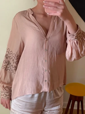 Rosa blus - Jättefin rosa blus med fina detaljer från Zara i storlek S. Köpt förra året och använd fåtal gånger, alltså i nyskick, inga tecken på användning🫶