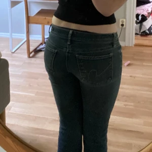 mörkblåa lågmidjade jeans - jättefina knappt använda å perfekt skick. skriv för mått.