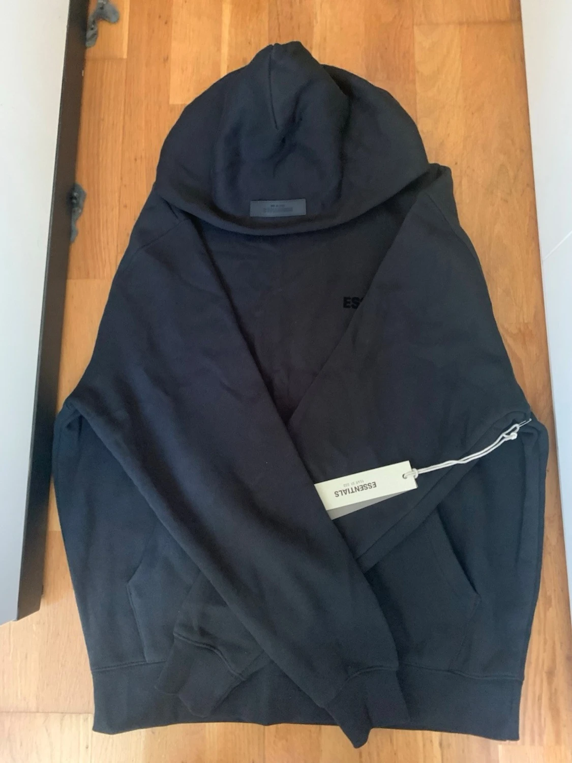 Svart hoodie från Fear of God Essentials - 1