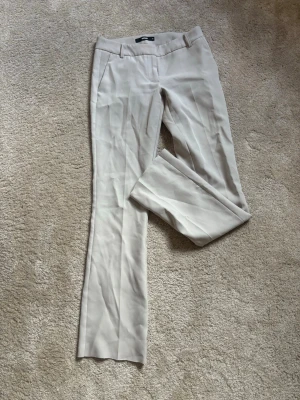 Bikbok lågmidjade kostymbyxor  - använda 1 gång, klippt av dem ca 2 cm då jag tyckte dem blev lite långa. Storlek 36 Tall