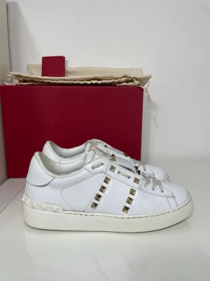 Valentino Rockstud Skor - Säljer nu dessa Valentino Rockstud Skor med ett nypris på 7 700 kr!, skriv för fler bilder/frågor🙌🏼 