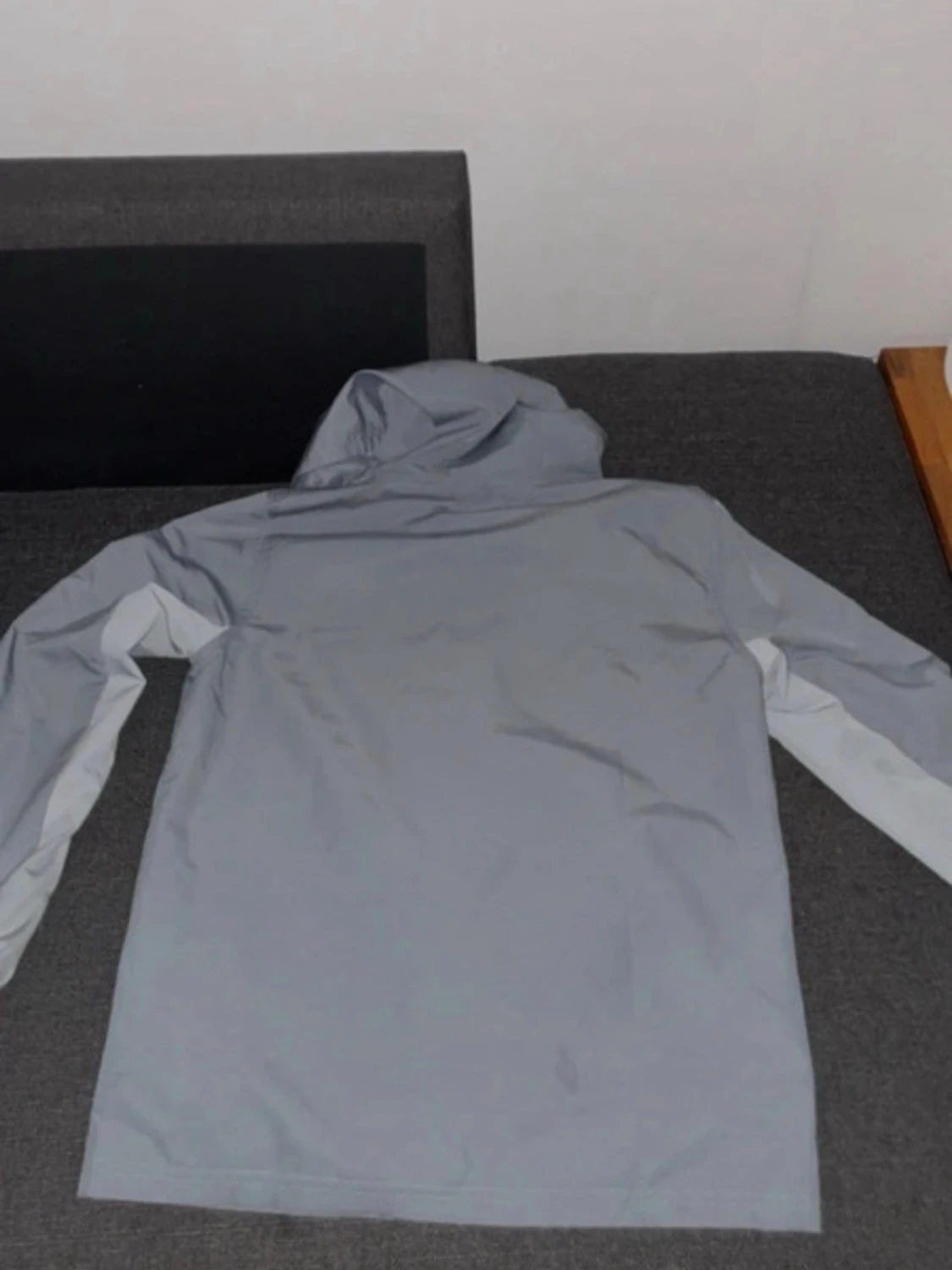 Ljusgrå vindjacka från Under Armour - 2