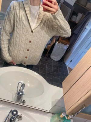 Hampton republic cardigan - Säljer en beige stickad cardigan från Hampton Republic som passar riktigt bra nu till sommaren och hösten😁.     Strl: M.      Pris:299kr.       Skriv privat vid minsta fundering🤩