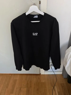 Svart EA7 Emporio Armani sweatshirt - Fint skick, storlek L, Passar M/S bättre. Mått uppifrån ner 60cm Sida till sida under armhålorna 54cm. 