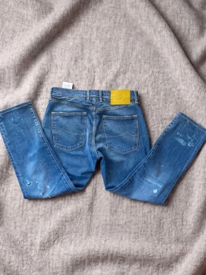 Jacob Cohën J676 Comfort – mycket fint skick  (Gul patch) - Säljer mina Jacob Cohen nu pågrund av att de inte passade mig. De har slitningar, en tvättad look och en gul patch där bak. Perfekta för dig som vill sticka ut i sommar! Hör av er om ni har frågor.