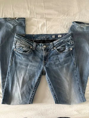 Miss me jeans - Säljer ett par nästan oanvända lågmidjade miss me jeans i storlek 29. Säljer då jeansen är förstora för mig. Skriv om ni har några fler frågor💕