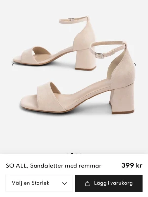 Sandaler - Stilrena beige sandaletter från SO ALL med bred rem över tårna och justerbar ankelrem med spänne. Skorna har en stabil blockklack och är tillverkade i ett mockaliknande material. Perfekta för dig som vill ha en enkel men trendig look. Har endast används en gång då jag hade de på min bal💕💕