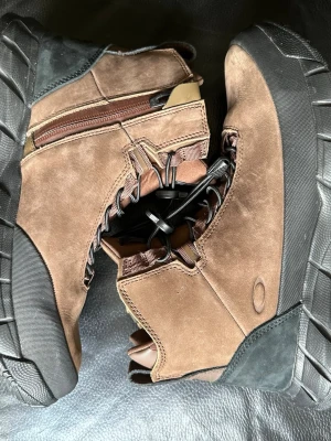 Oakley Coyote Vandrarkängor - Oakley Coyote Vandringkängor, använda en till två gånger.  -Stängning med dragkedja -Alphapace snörning  Material Foder: Tyg 100% Sula: gummi 100% Yttre: mocka 100%  Märkes-ID: FOF100348880