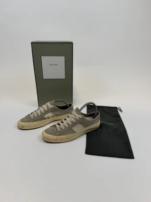 Tom Ford skor  - Hej! Säljer nu dessa snygga och eftertraktade Tom Gord Skor! Storlek 41! Ny pris= 7500 kr, säljs för 2999 kr! OG medföljer vid köp= Dessa skor är väldigt unika och väldigt svåra att få tag på
