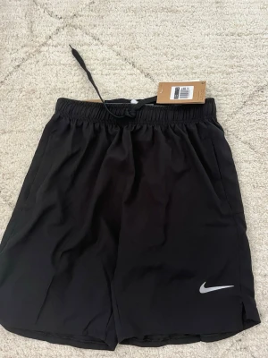 Svarta träningsshorts från Nike - Svarta Nike Shorts i Storlek M men kan passa som S också. Helt nya perfekt för sommaren. Vid frågor är det bara att skriva!