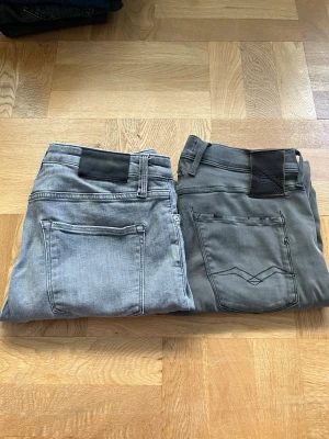 Replay & Jack&jones jeans  - Dags att uppgradera garderoben? Kör till👖✨        Båda jeansen är storlek W31 L32. Hör av er kring minsta frågor! 