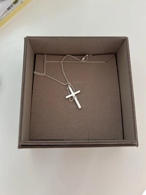 Halsband - Helt nytt halsband aldrig använda fick det igår i present. Säljer detta eftersom jag brukar aldrig ha på mig halsband. Lapparna är på och allting är helt sprillans nytt. Detta halsband är från pilgrim.