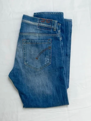 Dondup george - Dondup George jeans i fint skick. Storleken är w35 men passar en W32-W33 skulle jag säga. Välldigt fint skick. 
