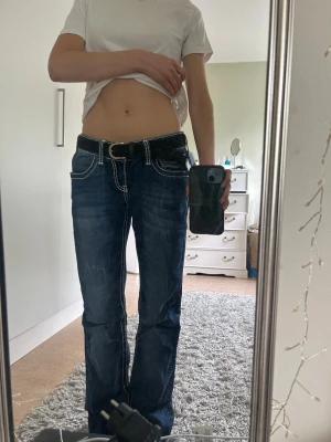 Lågmidjade raka jeans - Säljer dessa jeans då de är för stora för mig. Midjemåttet är 36-38cm rakt över. Innerbenslängden 68cm och Grenmått 18cm. Har ni några frågor svarar jag gärna på dom!💓😄 