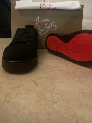 Svarta Louboutin  - Storlek 43
