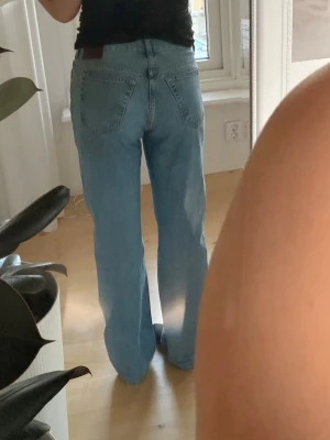 Blå raka jeans från Bikbok - Säljer ett par klassiska blå raka jeans från Bikbok med fem fickor och normal midja. Jeansen har en tidlös passform och är gjorda i denim med lätt tvättad look. Perfekta för dig som gillar en avslappnad och stilren vibe.