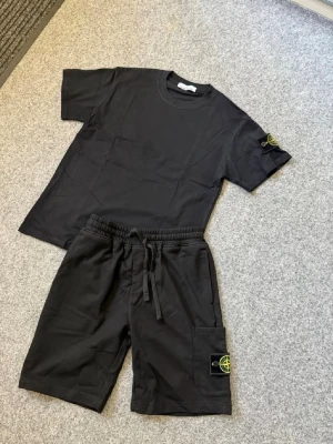 Stone Island Set (T-shirt & Shorts) - Svarta Stone Island set i storlek M, QR kod och allt super fint nu till sommaren! 