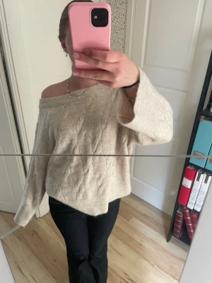 Off-shoulder stickad  - Stickad beige tröja, off-shoulder och vida ärmar. Från Gina Young i stolek 158/164 men stor i storleken 