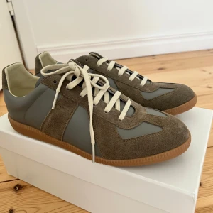 Maison Margiela skor  - Säljer dessa asfeta maison margiela skor i nyskick. Färgen är olivgrön och passar till många outfits, enbart används ungefär 3 gånger. Inköpta i slutet av maj, låda och dustbag medkommer!! 