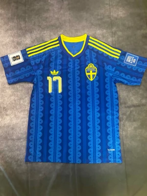 Sverige tröja  - Sverige tröja ⚽ Storlek: M 🆕 Helt ny med tag kvar Packeteras ordentligt inför leverans 📦