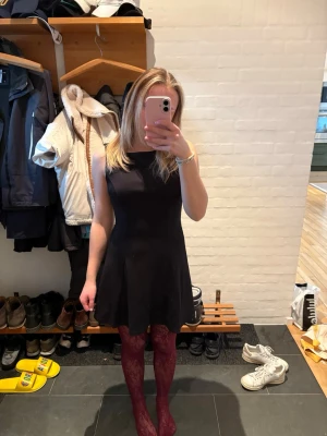 Svart klänning med öppen rygg - Säljer en svart kort klänning med öppen rygg som även går att ”stänga lite”. Ny från bikbok aldrig använd med lappen kvar.  