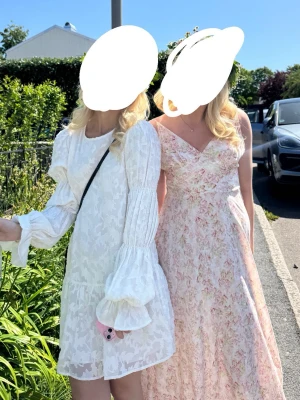 Rosa blommig klänning - Andvänd 1 gång🩷