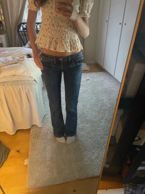 Blå bootcut jeans från LTB - Säljer ett par blå bootcut jeans från LTB med låg midja och klassisk femficksmodell. Storlek w25 L30