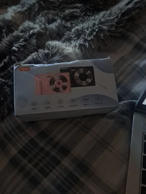 Digitalkamera 48MP 1080P 2.4" skärm - Snygg digitalkamera med 48MP upplösning, 1080P video, 2.4 tums skärm och 16x zoom. Finns i flera färger som rosa, svart, grön och lila. Kameran har Type-C laddning och timer-funktion. Perfekt för dig som vill ta skarpa bilder och filmer med en kompakt kamera.