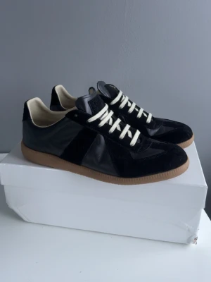 Maison matgiela GATS - Säljer dessa asfeta gats som passar perfekt nu till sommaren!                          Enda lilla felet är att lådan är lite trasig på hörnet. Använda 2-3 gånger så nytt skick. Storlek 43 | Pris 1400 | Skriv för frågor! 