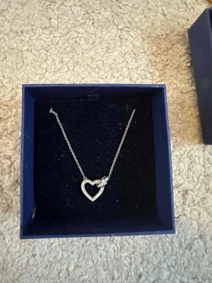 Äkta swarovski halsband  - Använt fåtal gånger. Säljs då jag inte längre använder silver. Förpackning följs med om man vill dock är boxen ganska smutsig. Pris kan diskuteras 